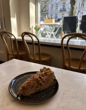 Kuchen (enthält Gluten) und Ausblick auf Außenbereich  at Café Roots in Hamburg