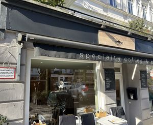 Außenansicht und Sitzplätze  at Café Roots in Hamburg