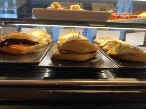 Hummus, vegetal con queso vegano y tofu con verduras  at Café Dublin in Vitoria Gasteiz