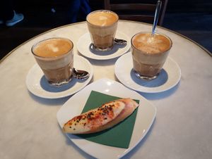 Pintxo de humus pimentón y semillas de sésamo y cafés con leche vegetal at Café Dublin in Vitoria Gasteiz