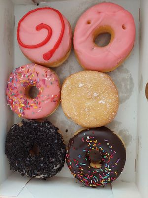 Box of all the 6 vegan flavors that were available at Dunkin' - Hauptbahnhof in Frankfurt