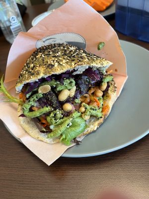 Vegansk pita med falafel  at The Original Pita in Odense