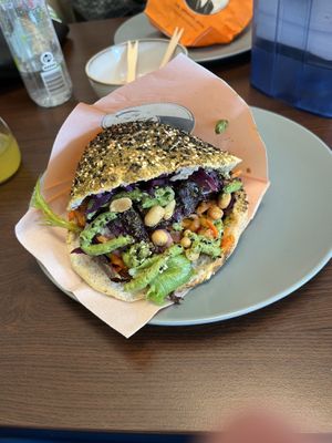 Vegansk pita med falafel + ekstra chilisauce 🌶️  at The Original Pita in Odense