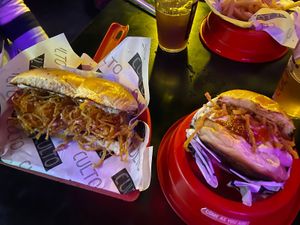 Hot Dog "Rabugento" e Burger "Light My Fire" at Culto Bar in Rio De Janeiro