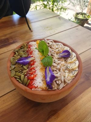 Vegan smoothie bowl at Cafe Noshers in Nuwara Eliya