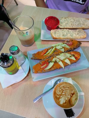 Desayuno at Dancing Coffee Shop in Granada