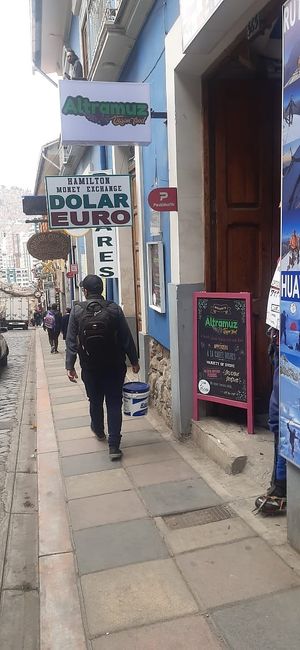 Entrada, subir gradas al primer piso.  at ALTRAMUZ - Sagarnaga in La Paz