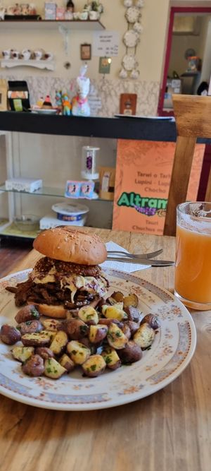 Fake Pulled Pork Burger with potatoes. at ALTRAMUZ - Sagarnaga in La Paz