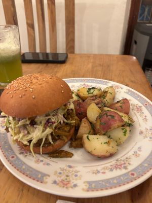 Pulled pork burger at ALTRAMUZ - Sagarnaga in La Paz