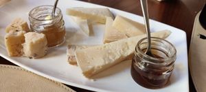Tagliere di formaggi locali con miele e marmellata at La Solita Zuppa in Chiusi