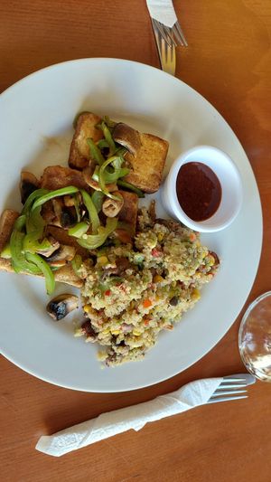 Tofu+ quinoa Salat + salsa at Los Portales in Valladolid