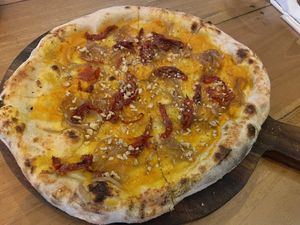 Zuccona Vegana - Pumpkin based pizza   at Fellas Pizzeria & Bar in 