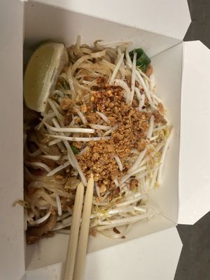 Pad Thai with vegan chickenn  at Som Kitchen in Vienna