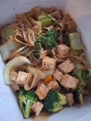 Pad see ew tofu at Som Kitchen in Vienna