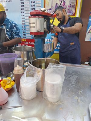 Making cendol at Ais Tingkap in Penang