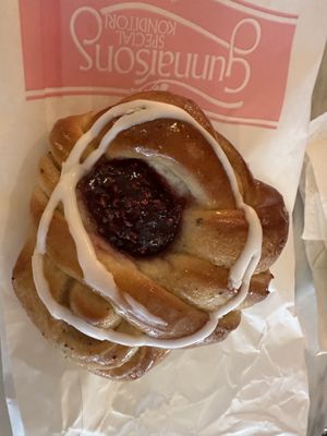 Confirmed vegan item 🌱   at Gunnarsons Specialkonditori in Stockholm