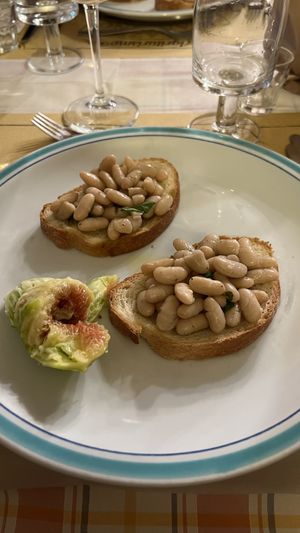 Crostini con cannellini e fichi  at Palazzo Bandino in Chianciano Terme