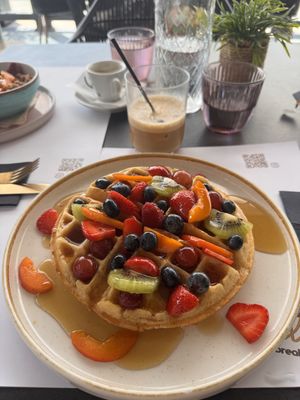 Waffle con frutta fresca e sciroppo   at Coffee Lovers in Corfu