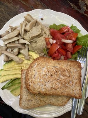 vegan Avocado/hummus toast mit Pilzen und Tomaten Salat   at Om Garden Cafe in Pai