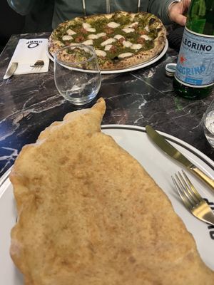 Vorne frittierten Pizza mit veganem Mozzarella (9€) und hinten Delizia campana (auch vegan)  at OWAP - Pignasecca in Naples