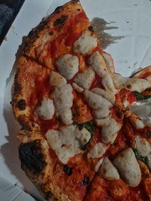 Pizza margherita vegana at OWAP - Pignasecca in Naples