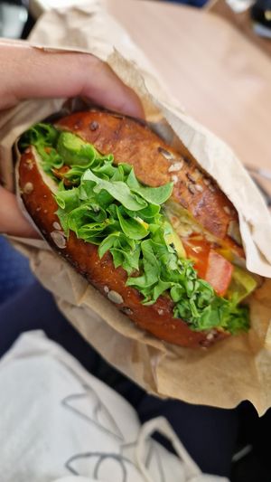 Vegan avocado & veggie bagel at Campus Suite in Cologne