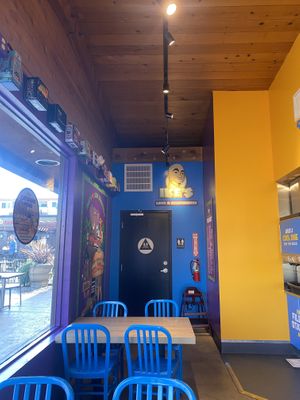 Cool Lunch Box Decor and Interior Seating #Veganuary at Ike's in San Leandro