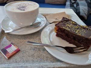 Vegane Sachertorte und Cappuccino mit Hafermilch at Organix Biomarkt in Stuttgart
