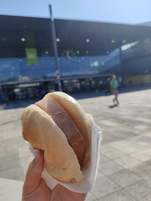 Vegane Leberkässemmel mit süßem Senf at Leberkas-Pepi in Vienna