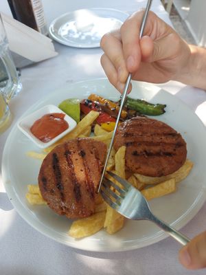Vegan "burger" at Captain Cook in Nafpaktos