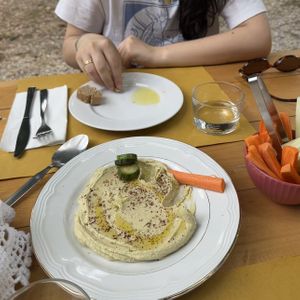 Hummus con crudités e pane integrale appena sfornato  at conviviovegetariano in Collevecchio