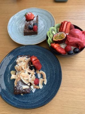 3 vegan dessert options! Healthy Snickers, rice pudding + fruit and brownie   at Amélia Foz in Porto