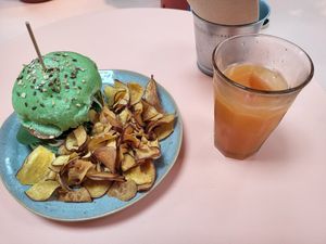 veganer Linsenburger und Saft des Tages at Amélia Foz in Porto