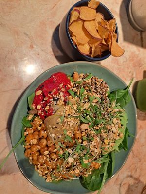 More spinach! BIG wholesome salad at Amélia Foz in Porto