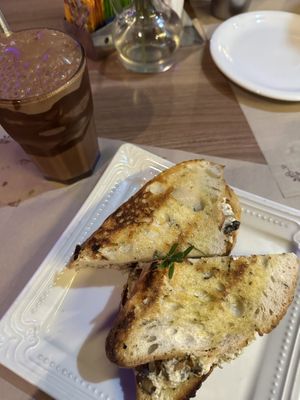 Chocolate gelado e “Quente Vegano"  at Santiago Padaria Artesanal  in Sao Paulo