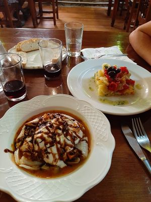 Cebolla asada con bechamel vegana y patata asasa con pimiento y salsa de ajo-perejil. at Casa del Arco in Jaca