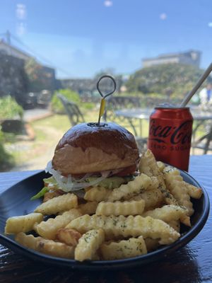 with a lovely view 🙌🏽   at Greenroof Jeju 꽃담수제버거 in Jeju