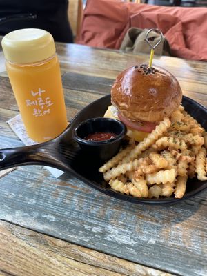Vegan burger and Jeju juice  at Greenroof Jeju 꽃담수제버거 in Jeju