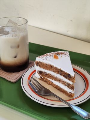 Carrot cake and tea latte with soy milk at Mokro Garden - 목로정원 in Seoul