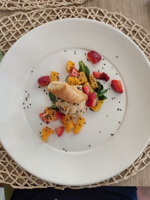 Antipastino con hummus di ceci e frutta fresca at Pan GhEA in Milan