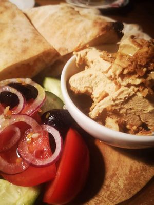vegan starter plate- salad, bread & dip at Pizzaria Banderas in Bayerisch Eisenstein