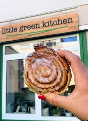 Vegan cinnamon rolls at little green kitchen - Kunibertsviertel in Cologne
