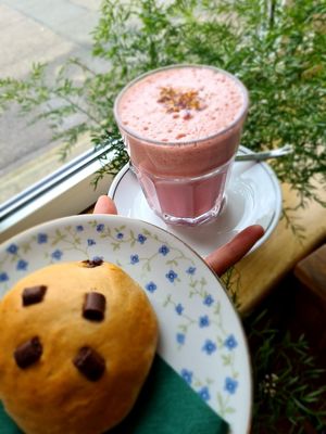 Rote Beete Latte & Schokobrötchen at little green kitchen - Kunibertsviertel in Cologne