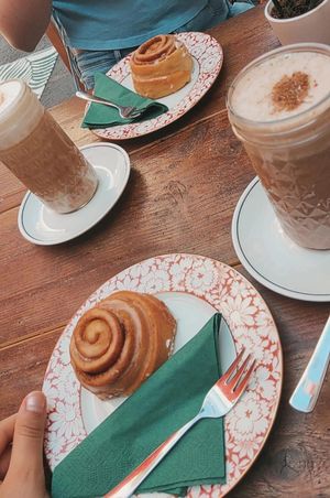 Cinnamon Bun und Iced Chai Latte at little green kitchen - Kunibertsviertel in Cologne
