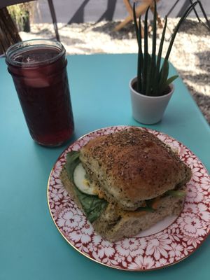 Bunt belegte foccacia mit Blumenkohl-Cheeze, Grün, Gurke & Kernen   at little green kitchen - Kunibertsviertel in Cologne