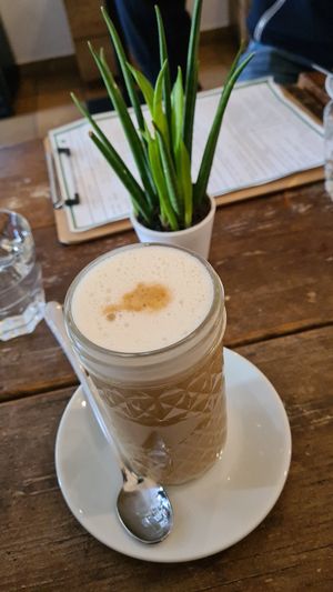 Latte Macchiato mit Hafermilch at little green kitchen - Kunibertsviertel in Cologne