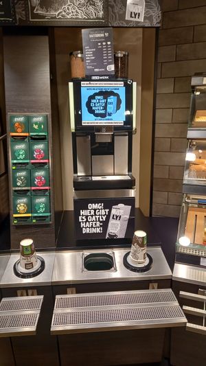 oatly für kaffee (🚨der kako enthält milchpulver und ist auch von dieser maschine nicht vegan🚨) at backWERK in Ratingen