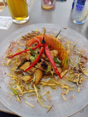 Vegan plate with vegan chick'n, smoked paprika, tomato, crunchy potato at La Mola in Alicante