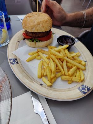 Vegan burger with green sauce at La Mola in Alicante