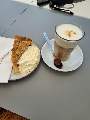 Apfelstreusel mit Sahne und latte macchiato mit hafermilch at Café 23  in Wuppertal